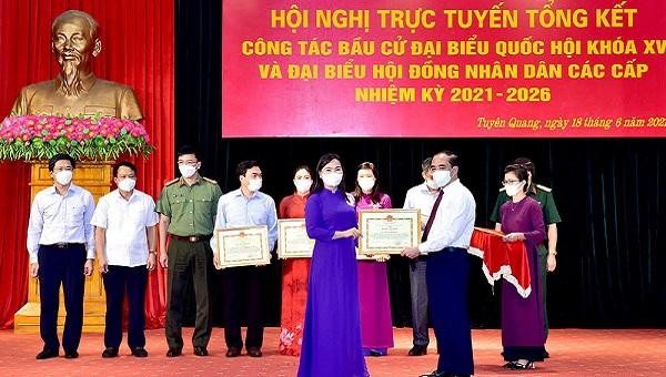 Bí thư Tỉnh ủy Tuyên Quang Chẩu Văn Lâm trao tặng bằng khen cho các cá nhân có thành tích xuất sắc.