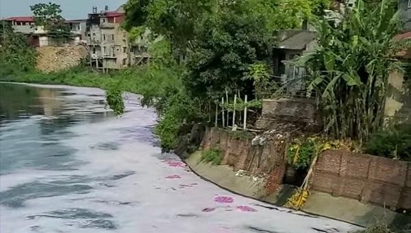 Nước xả từ cống Vạn An (Bắc Ninh) chảy ra sông Cầu.