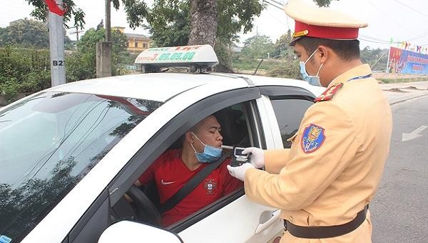 Cảnh sát giao thông kiểm tra nồng độ cồn lái xe.