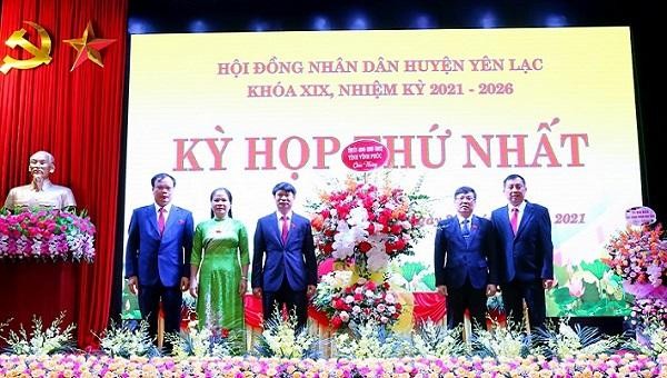 Lãnh đạo tỉnh Vĩnh Phúc tặng hoa chúc mừng HĐND huyện Yên Lạc.