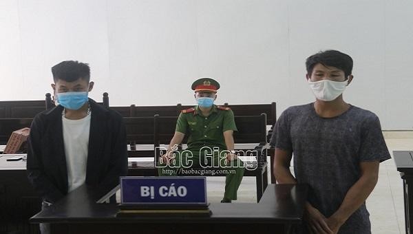 Hai bị cáo tại phiên tòa; Ảnh: Báo Bắc Giang