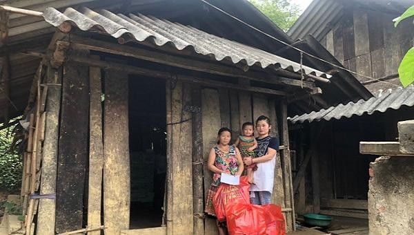 Đại diện Liên đoàn Lao động huyện Văn Chấn tặng quà nhân dịp Tết thiếu nhi cho các cháu có hoàn cảnh gia đình đặc biệt khó khăn ở xã Suối Giàng.