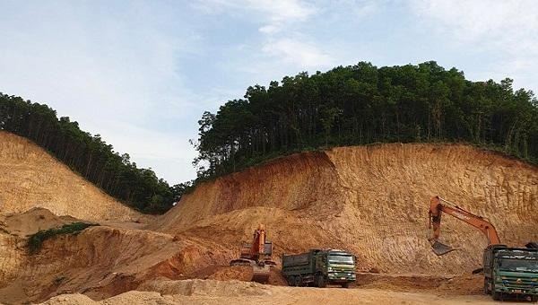 Hoạt động khai thác mỏ đất được khai thác làm vật liệu san lấp tại Dự án Mỏ đất La Giang.