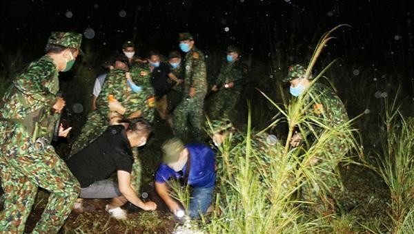 Lực lượng Biên phòng bắt giữ các đối tượng buôn lậu trong đêm.