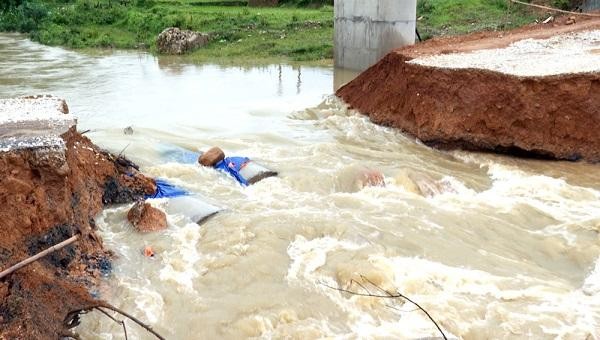 Đường tránh thi công Cầu Chiềng xã Kiệt Sơn, huyện Tân Sơn bị sạt lở làm ảnh hưởng đến việc đi lại của người dân.