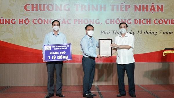Bí thư Tỉnh ủy Bùi Minh Châu và Chủ tịch Ủy ban MTTQ tỉnh Nguyễn Hải tiếp nhận ủng hộ của các doanh nghiệp