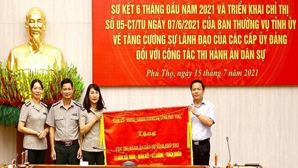 Ông Phan Trọng Tấn, Phó Chủ tịch trao bức trướng của Tỉnh ủy- HĐND -UBND -Uỷ ban MTTQ tỉnh cho Cục thi hành án dân sự.