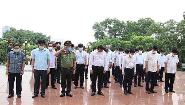 Lãnh đạo tỉnh Vĩnh Phúc và các đại biểu dâng hoa tại Nghĩa trang Liệt sĩ tỉnh.