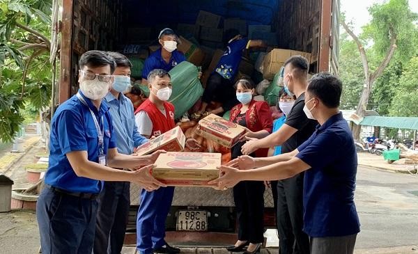Đoàn tình nguyện của Bắc Giang trao nhu yếu phẩm hỗ trợ cho TP HCM.
