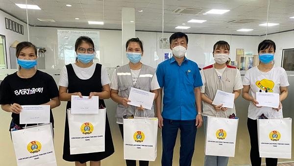 Liên đoàn Lao động tỉnh Bắc Giang trao quà hỗ trợ cho người lao động gặp khó khăn do dịch COVID-19.