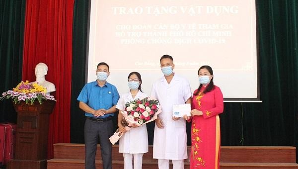 Công đoàn Ngành Y tế Cao Bằng tặng hoa động viên đoàn y, bác sỹ. 
