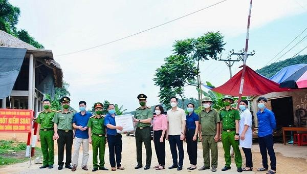Đại tá Phạm Kim Đĩnh, Giám đốc Công an tỉnh Tuyên Quang kiểm tra, tặng quà các chốt tham gia phòng chống dịch COVID-19.