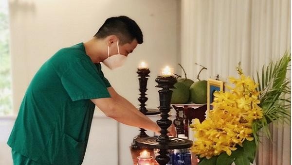 Điều dưỡng Nguyễn Đình Hùng cầu nguyện, thắp hương cho cha
