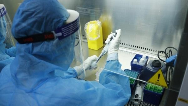 Cán bộ y tế Bệnh viện Đa khoa Hùng Vương lấy mẫu xét nghiệm khẳng định virus SARS-CoV-2 bằng kỹ thuật Realtime RT-PCR.
