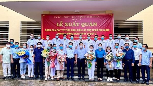 Lãnh đạo tỉnh Vĩnh Phúc tặng hoa cho đoàn công tác lên đường hỗ trợ chống dịch tại thành phố Hồ Chí Minh.