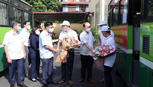 Các đại biểu tiễn cán bộ y, bác sĩ lên đường tới TP Hồ Chí Minh. Ảnh: Cổng thông tin điện tử Thái Nguyên