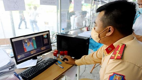 Cán bộ trực Chốt kiểm soát dịch cầu Việt Trì thực hiện chụp, nhận diện khuôn mặt và mã QR cho người dân qua hệ thống camera thông minh.