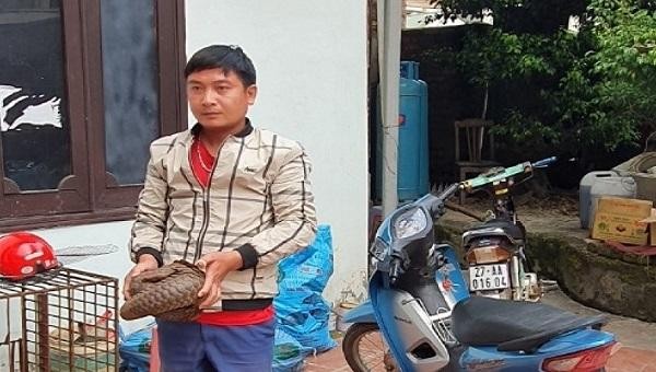 Đối tượng Đào Huy Thanh và cá thể tê tê bị lực lượng Công an bắt giữ