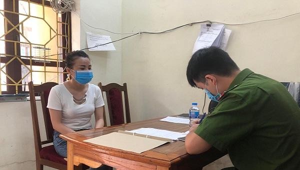 Đối tượng bị bắt giữ, khai báo tại cơ quan CSĐT Công an tỉnh Cao Bằng.