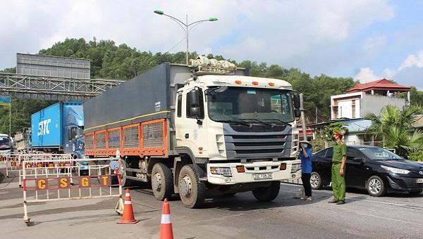 Lực lượng chức năng kiểm tra nghiêm hoạt động của người và phương tiện ra vào địa bàn tỉnh tại chốt kiểm soát liên ngành tại nút giao Tân Long.