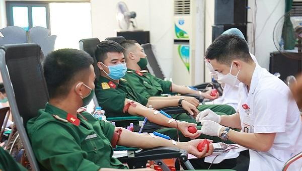 Lực lượng quân đội tại huyện Tân Lạc, tỉnh Hòa Bình tham gia hiến máu tình nguyện ngày 25/8.