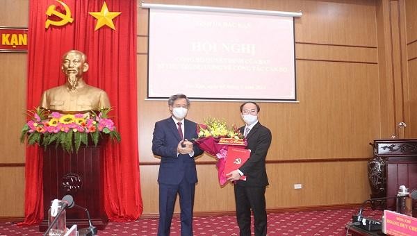 Ông Nguyễn Đăng Bình (bên phải) nhận quyết định điều động làm Phó Bí thư Tỉnh uỷ Bắc Kạn.