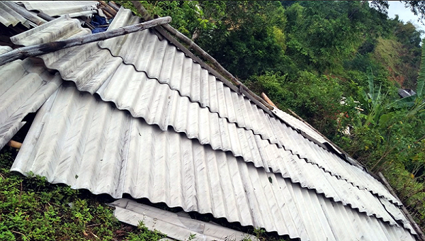 Giông lốc khiến 1 nhà dân tại xã Luân Giói, huyện Điện Biên Đông bị sập hoàn toàn