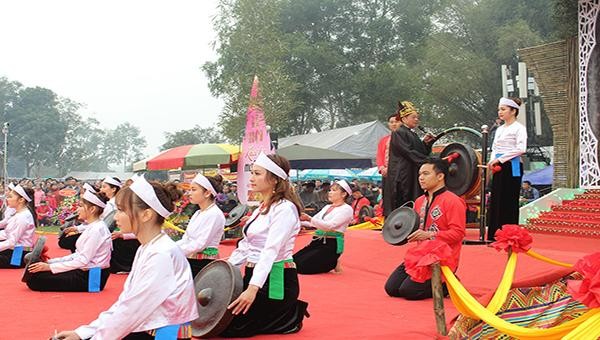 Nghệ nhân Mo Mường thực hiện nghi lễ mo tại lễ hội Khai hạ Mường Bi năm 2020