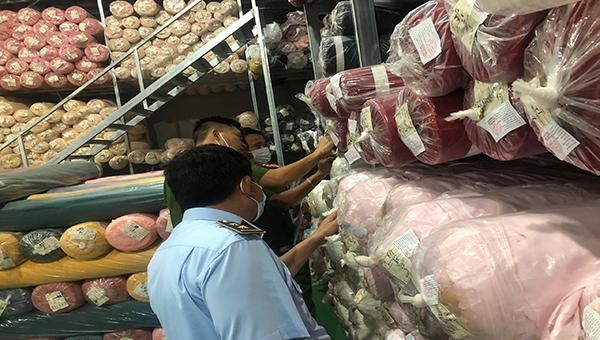 Lực lượng chức năng thuộc Cục Quản lý thị trường tỉnh Bắc Ninh kiểm tra hàng hóa.