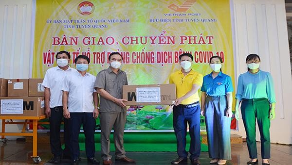 UBMTTQ Việt Nam tỉnh Tuyên Quang phối hợp Tỉnh đoàn và Bưu điện tỉnh Tuyên Quang trao tặng vật tư y tế phòng, chống COVID-19 cho thành phố phía Nam.