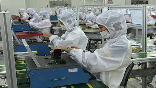 Công nhân sản xuất linh kiện điện thoại di động tại Công ty CrucialTec Vina (KCN Yên Phong)