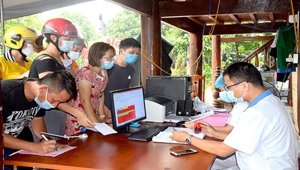 Cán bộ y tế kiểm tra giấy tờ người dân di chuyển vào thành phố Tuyên Quang tại chốt kiểm dịch xã Đội Bình (Yên Sơn).