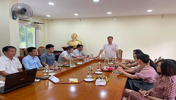 Giám đốc Sở TT&TT Cao Bằng Hoàng Ngọc Sơn chỉ đạo cuộc họp về công tác tuyên truyền phòng chống dịch COVID-19.