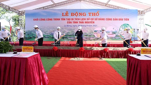 Các đại biểu động thổ công trình tôn tạo Di tích lịch sử cơ sở Đảng Cộng sản đầu tiên của tỉnh Thái Nguyên tại xã La Bằng. Ảnh: Cổng Thông tin điện tử tỉnh Thái Nguyên