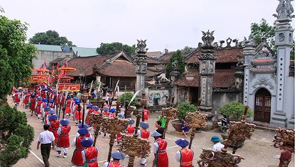Lễ hội làng Hùng Lô mang đậm nét văn hóa Tín ngưỡng thờ cúng Hùng Vương, thu hút đông đảo nhân dân và du khách thập phương. Ảnh: Việt Thắng 