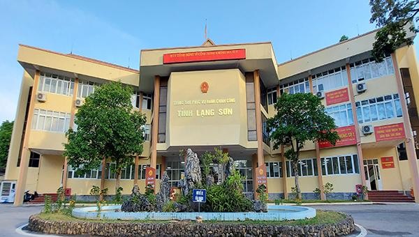 Trung tâm Hành chính công tỉnh Lạng Sơn, đang đẩy nhanh chuyển đổi số để phục vụ nhân dân được hiệu quả.