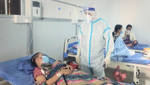 BCCKI. Vũ Thành Long hỏi thăm sức khỏe người bệnh Nguyễn Cẩm T tại phòng chờ ra viện.