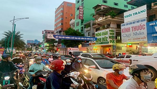 Ùn tắc giao thông tại cổng Bệnh viện Trung ương Thái Nguyên.