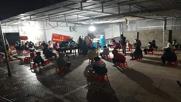 Các nhân viên y tế tổ chức lấy mẫu xét nghiệm ngay trong đêm tại trường THCS Chu Hoá