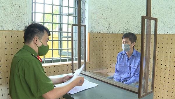 Cơ quan điều tra tống đạt các quyết định khởi tố bị can Trần Đăng Kiệt.