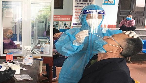 Cán bộ y tế lấy mẫu xét nghiệm cho người dân huyện Lâm Thao