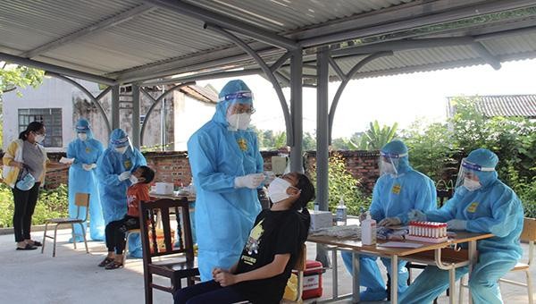 Nhân viên y tế tỉnh Phú Thọ lấy mẫu xét nghiệm cho người dân. (Ảnh: Báo Phú Thọ)