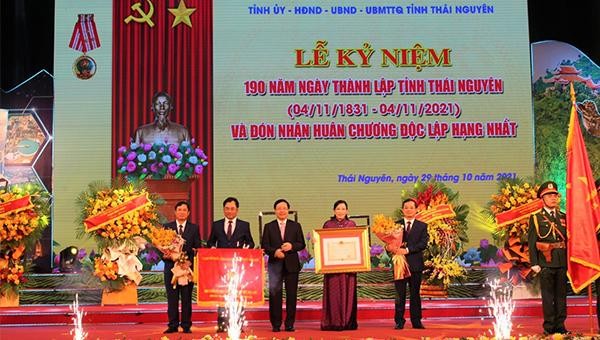 Lãnh đạo Đảng bộ và Chính quyền tỉnh Thái Nguyên đón nhận Huân chương Độc lập hạng Nhất
