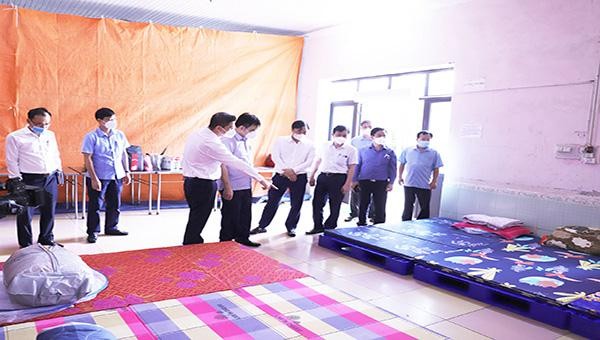 Đoàn công tác của tỉnh Phú Thọ kiểm tra hoạt động "3 tại chỗ" tại Công ty. (Ảnh: Lâm Thao)