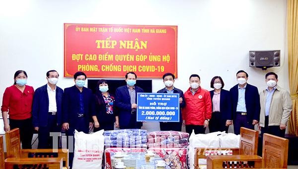 Tỉnh Hà Giang tiếp nhận tiền, nhu yếu phẩm do tỉnh Tuyên Quang trao tặng