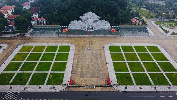 Quảng trường Nguyễn Tất Thành rực rỡ cờ hoa đón chào kỷ niệm 190 năm kỷ niệm thành lập tỉnh Tuyên Quang 