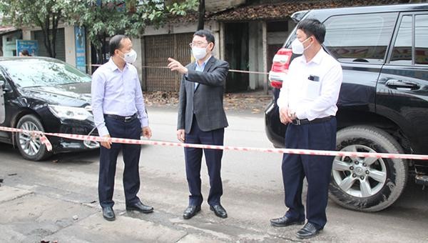 Chủ tịch UBND tỉnh Bắc Giang Lê Ánh Dương kiểm tra việc phong tỏa các ca bệnh có liên quan đến dịch COVID-19 tại thị trấn Bố Hạ