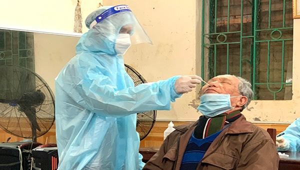 Cán bộ y tế lấy mẫu xét nghiệm cho người dân huyện Thanh Sơn, tỉnh Phú Thọ