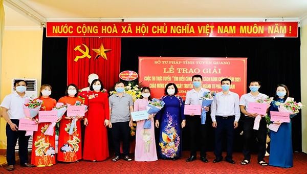 Đồng chí Nguyễn Thị Thược, Giám đốc Sở Tư pháp (đứng giữa) chụp ảnh lưu niệm cùng các cá nhân đạt giải cuộc thi trực tuyến Tìm hiểu về công tác cải cách hành chính năm 2021
