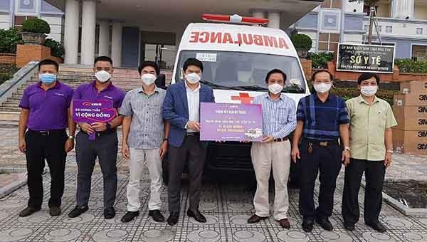 Thẩm mỹ viện Hoàng Tuấn giao xe cứu thương cho Sở Y tế Phú Thọ